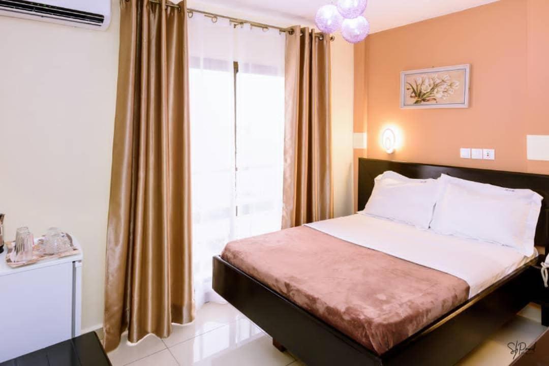 Serena Hotel Douala Bagian luar foto