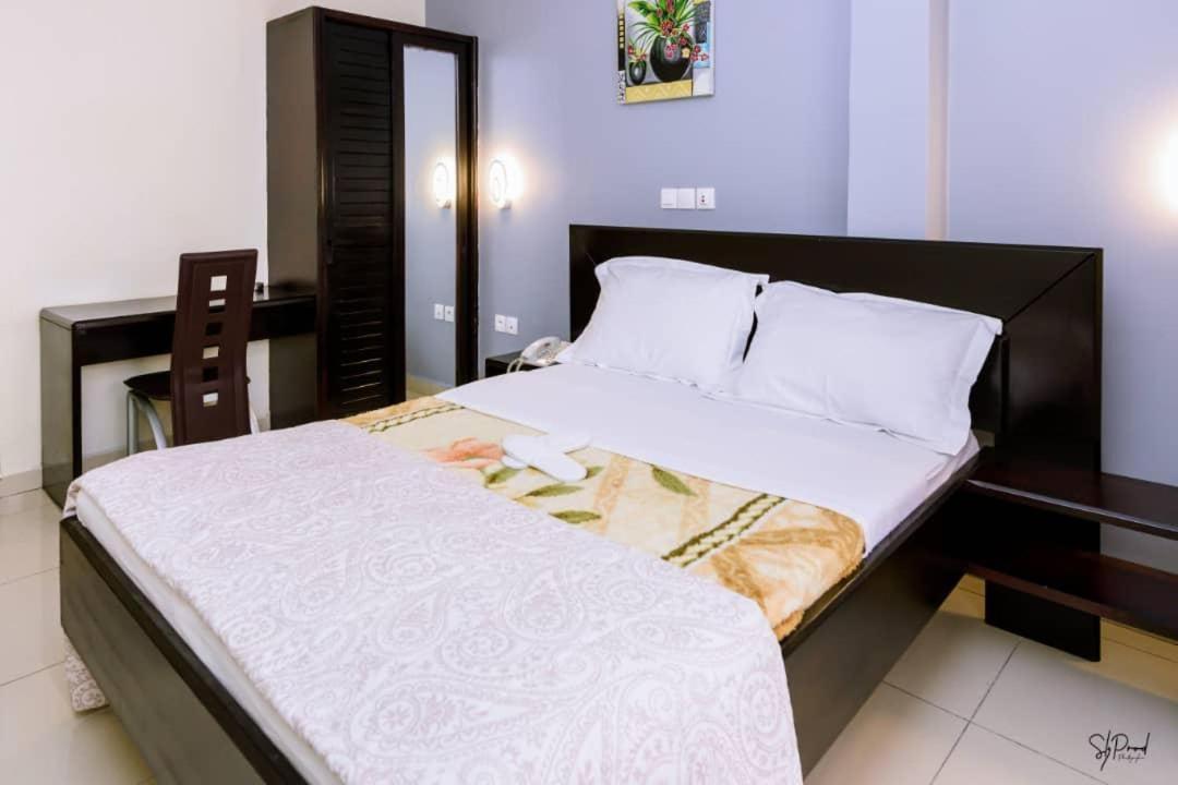 Serena Hotel Douala Bagian luar foto