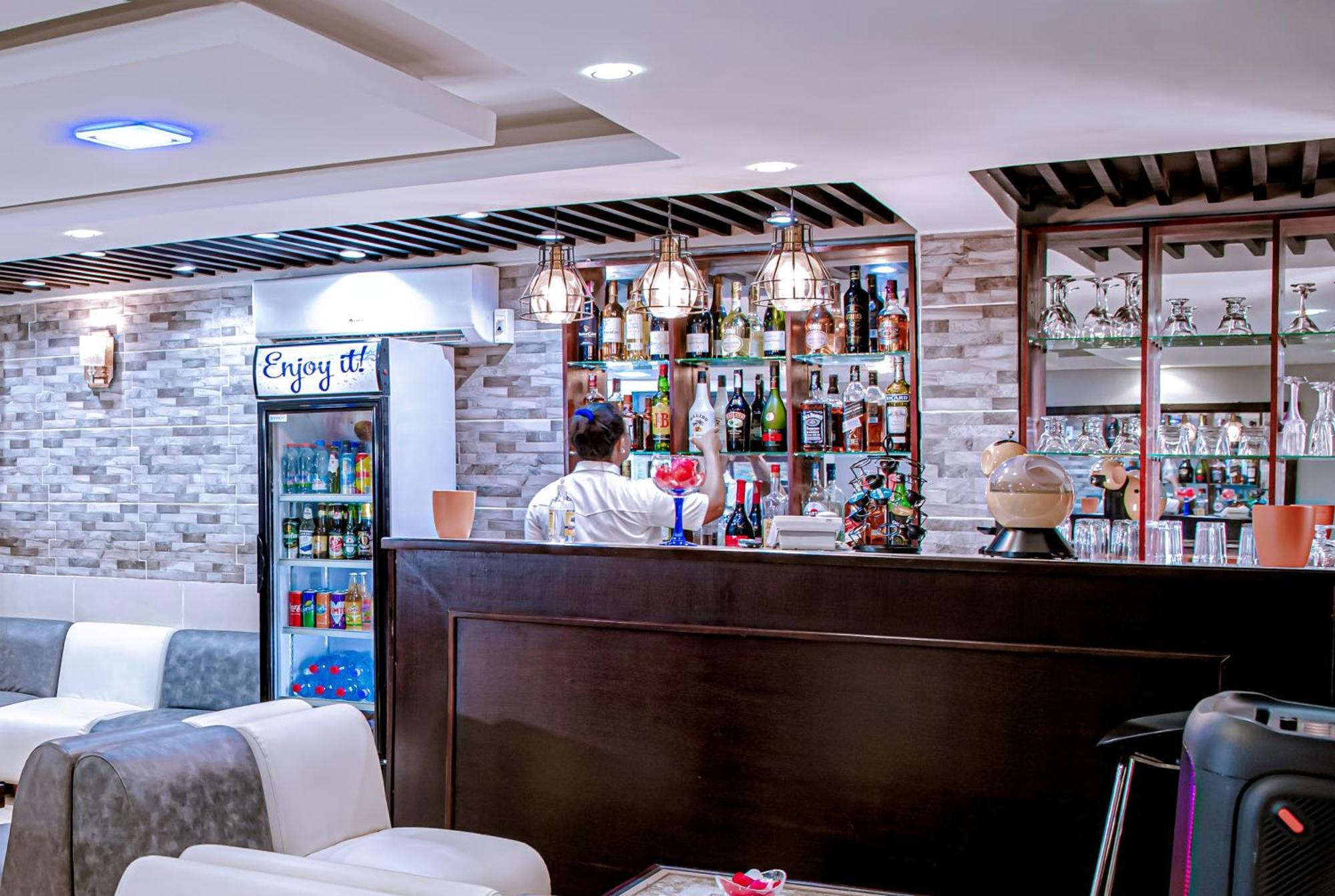 Serena Hotel Douala Bagian luar foto